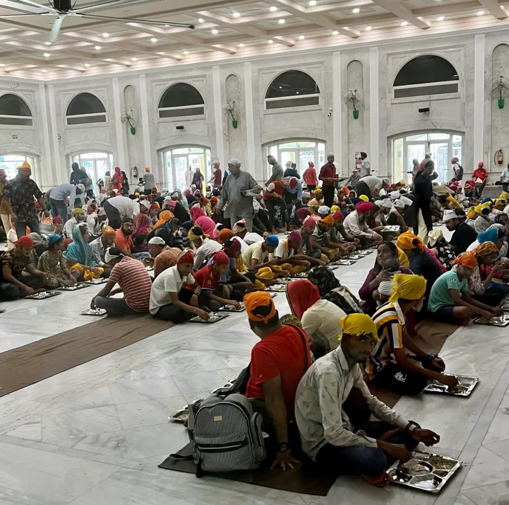 People of the Sikh temple preparing to eat.